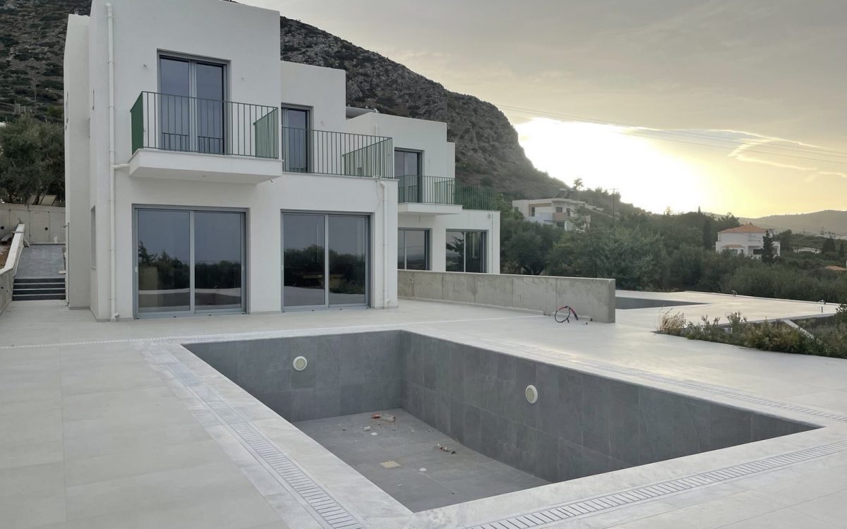 Τρείς νέες πολυτελείς κατοικίες με πισίνα , Πισκοπιανό Χερσονήσου